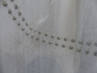 Visillo bordado IRATI blanco-gris